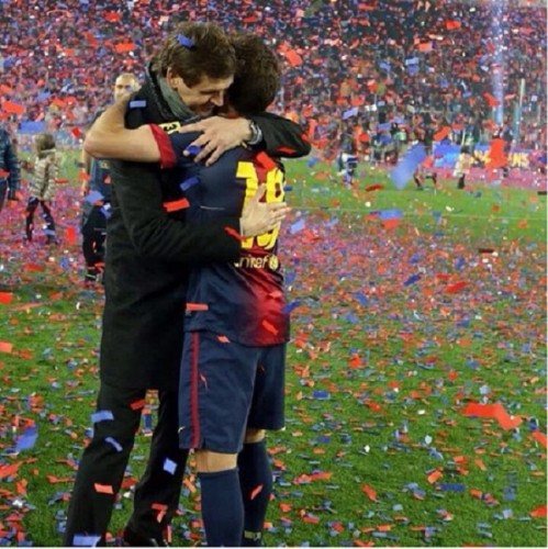 Emotivan oproštaj igrača Barse od Tita (VIDEO)