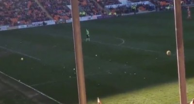 Navijači Blekpula teniskim lopticama teraju vlasnika iz kluba (VIDEO)