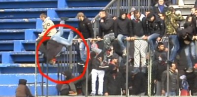 Pogledajte kako je Zvezdin navijač pao preko zaštitne ograde (VIDEO)