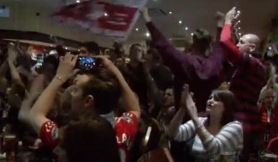 Da se naježiš: Kako su navijači u pabu ispratili pobedu Liverpula (VIDEO)