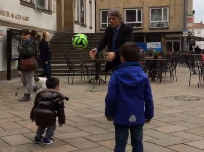 Pogledajte kako Dule Savić unuke uči da igraju glavom (VIDEO)