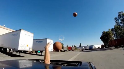 Kako pogoditi koš iz automobila u pokretu (VIDEO)