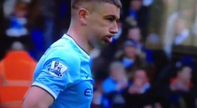 Kolarov na zanimljiv način ‘komentariše’ promašaje saigrača (VIDEO)