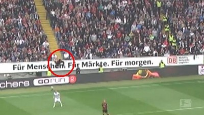 Navijač skočio salto preko ograde tribine (VIDEO)