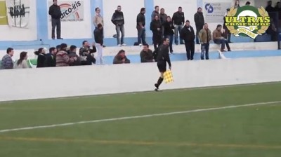 Kad je utakmica dosadna ti zezaj pomoćnog sudiju (VIDEO)