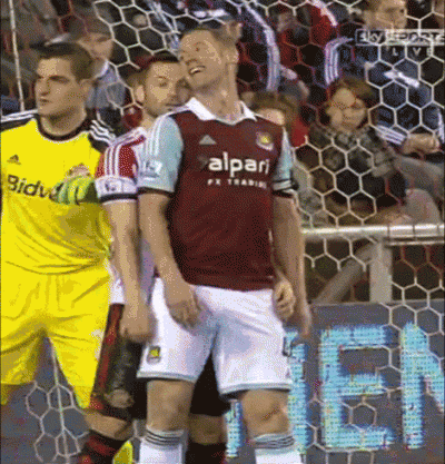 Umesto hvatanja za međunožje dobio poljubac (VIDEO)