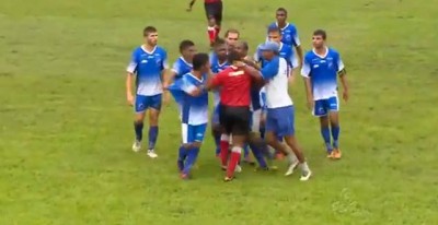 UZNEMIRUJUĆE FOTOGRAFIJE: Fudbaler ubio sudiju zbog crvenog kartona (FOTO)