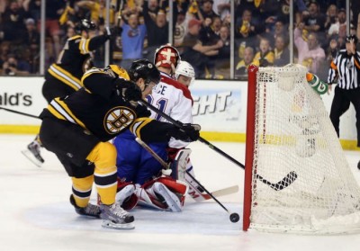 NHL: Bruinsi poveli protiv Kenejdijensa, Daksi izjednačili (VIDEO)