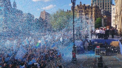 Mančester je obojen u plavo (VIDEO) (FOTO)