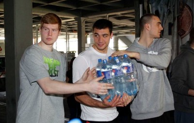 Humanost crno-belih: Košarkaši Partizana istovarili kamion vode