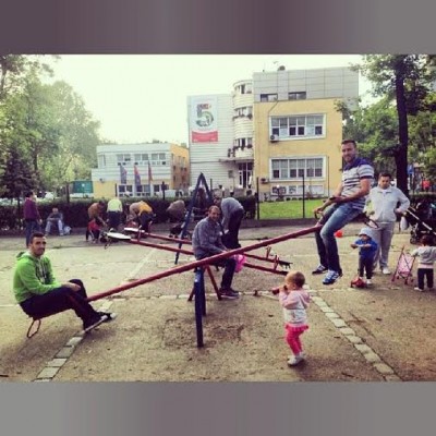 Kojić izveo ćerku i drugove u park (FOTO)