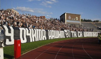 I ONI KONJA ZA TRKU IMAJU: Grobari posetili igrače i napravili bakljadu na treningu! (FOTO)