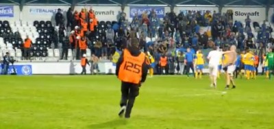 Navijač objasnio redarima i policiji kako se radi ‘posao’ (VIDEO)