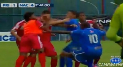 Brutalna makljaža na fudbalskom igralištu (VIDEO)