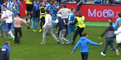 Pobesneli navijači Zenita izazvali prekid utakmice (VIDEO)