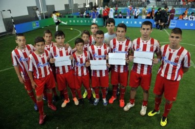 Zvezdini klinci uoči finala LŠ poslali poruku ugroženima u Srbiji (FOTO)