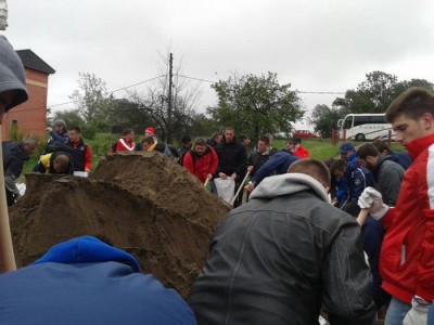 Umesto da se danas bore za titulu, fudbaleri Zvezde ovako pomažu Srbiji! (FOTO) (VIDEO)