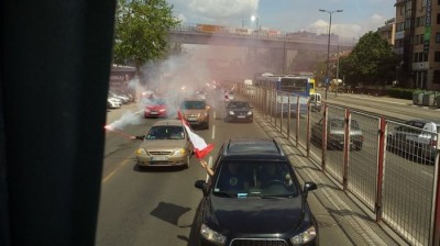 Neviđeno do sada: Navijači Zvezde uz pesmu i baklje u konvoju prate igrače do Zlatibora