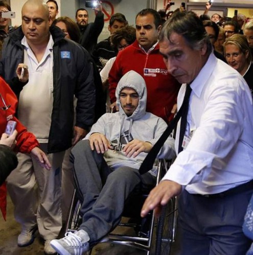 Urugvaj pod tenzijom: Suarez u kolicima napustio bolnicu u Montevideu