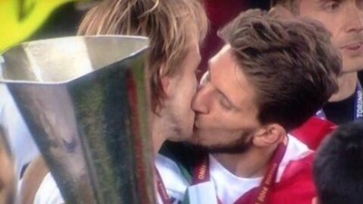 Strasni poljubac Rakitića i Karika (FOTO)