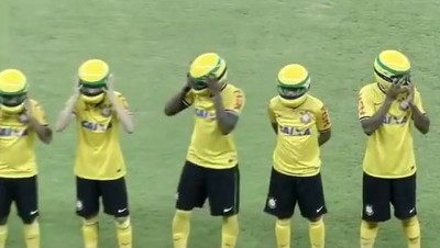 Korintijans u Seninu čast – fudbaleri na terenu sa Ajrtonovom kacigom (VIDEO)