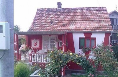 Tako se voli klub u Srbiji – okrečio kuću u Zvezdine boje (FOTO)