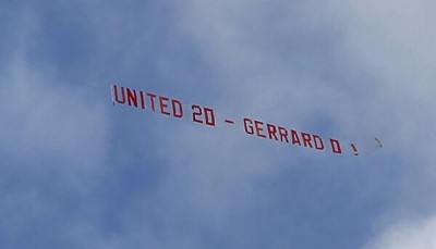Avion iznad Enfilda provocirao pristalice Liverpula (FOTO)