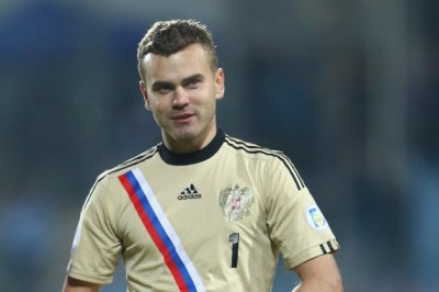 CRNOGORCI PONOVO PRAVE INCIDENTE: Golman Rusije pogođen bakljom u glavu posle 20 sekundi! (VIDEO)