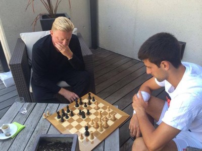 Nole igra šah, ne razmišlja o Rafi? (FOTO)