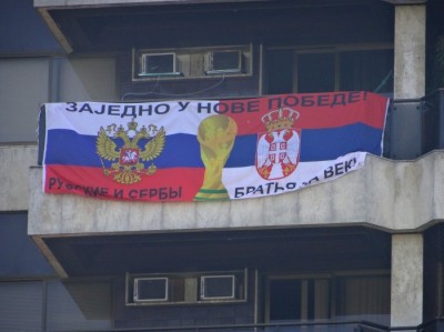 NOVI PREKID U PODGORICI: Opšta tuča među igračima, letele baklje na srpsko-rusku tribinu! (FOTO)