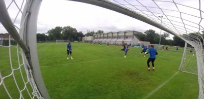 Šta treba da rade napadači, ako golman ovako daje makazicama?! (VIDEO)