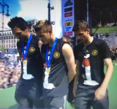 Panceri „sakrili“ boginju od navijača (VIDEO)