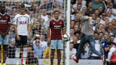 Kakav slobodnjak u punom trku je izveo… navijač (VIDEO)