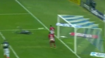OVO SE NE VIĐA: Golman postigao autogol glavom (VIDEO)
