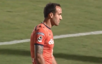 DVA LICA DRAGANA MRĐE: Prvo se obrukao, a onda pokazao pravi golgeterski instinkt (VIDEO)