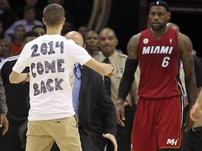 Klivlend ukinuo susneziju navijaču koji je utrčao na teren kako bi pozvao Lebrona kući