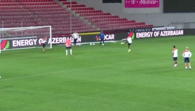 I VAN PERSI MU ČESTITAO: Postoji li golman koji može da odbrani ovo? (VIDEO)