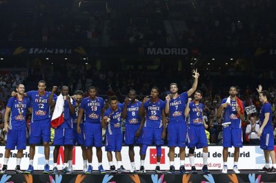 JEDAN JE ŽO: Na postolju sa Francuzima, tri prsta za Srbiju!