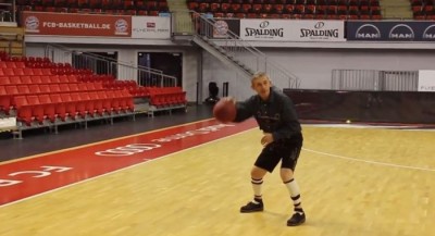 NEPONOVLJIV! Kari Pešić u bavarskoj narodnoj nošnji igra basket! (VIDEO)