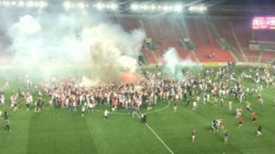 Torcida iz Splita prekinula meč s Slavijom i napravila bakljadu na centru terena (VIDEO)