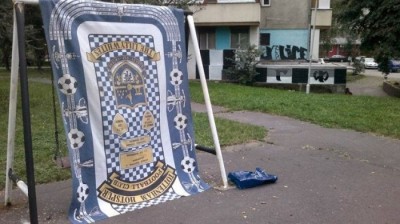 POČELO JE: Pala prva zastava navijača Totenhema (FOTO)