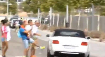 PA TI OPET NEMOJ DA SE ZAUSTAVIŠ: Bejla navijači šutnuli u… automobil (VIDEO)