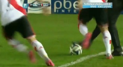 ‘LUDAK’ ULETEO SA KLUPE I PREKINUO NAPAD PROTIVNIKA: Povuklo ga (VIDEO)