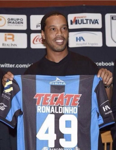 KAKAV DEBI: Ronaldinjo promašio penal (VIDEO)