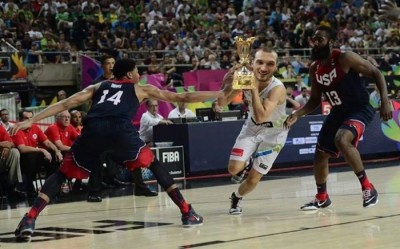 STARE NAVIKE: Simonovića zaustavili da ne ukrade pehar (VIDEO)