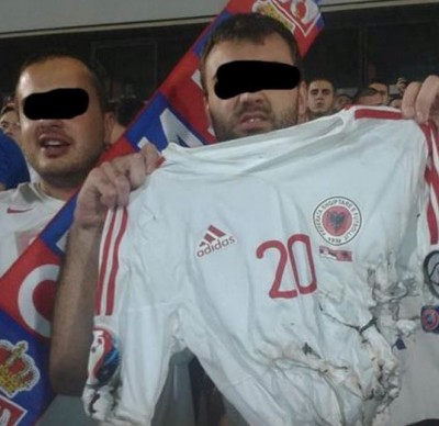 PONOSILI SE SVOJIM DELOM: Na tribini se dokopali albanskog dresa i zapalili ga! (FOTO)