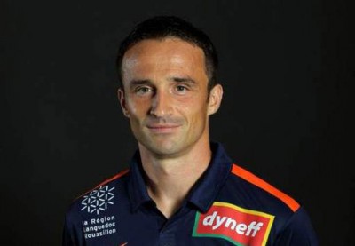 VELIKA ČAST: Džodić izvodi početni udarac sa centra na jubileju Monpeljea