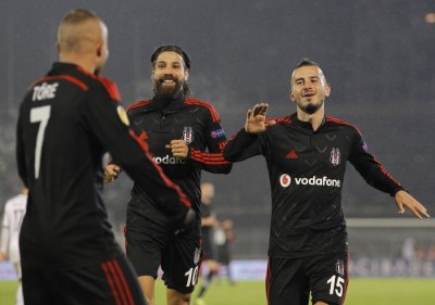 GOLČINA: Fudbaler Bešiktaša ‘skinuo paučinu’ sa gola (VIDEO)