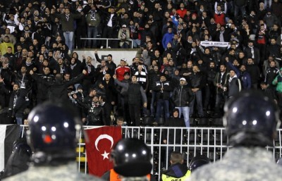 OPREMILI SE KAO DA SU POŠLI U RAT: Policija u sprečila krvoproliće pred utakmicu u Istanbulu (FOTO)