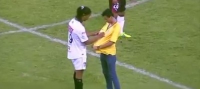 NJEGA JEDNOSTAVNO MORATE VOLETI: Ronaldinjo pokazao zašto je unikatan! (VIDEO)